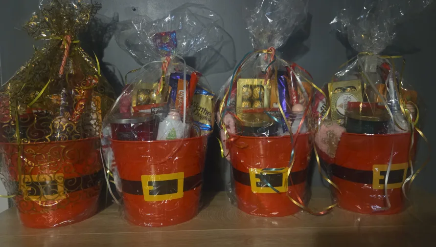 Blanket/Candle Christmas Basket image indicator(2)