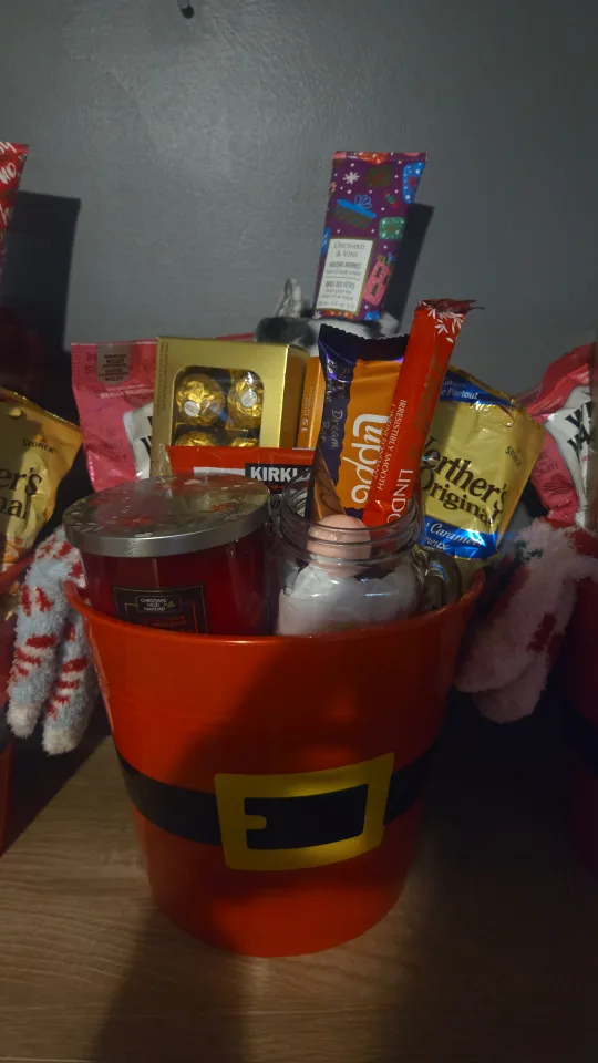 Blanket/Candle Christmas Basket image indicator(5)