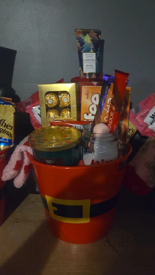 Blanket/Candle Christmas Basket image indicator(6)