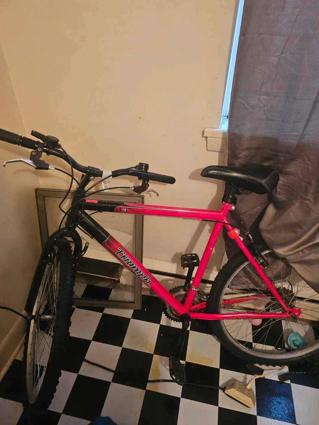 Triumph Challenger Bicycle - Pink & Black