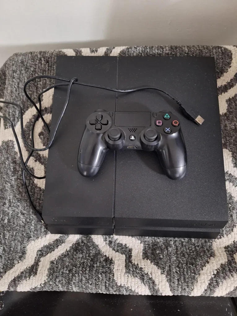 PlayStation 4 Console with Controller image indicator(2)