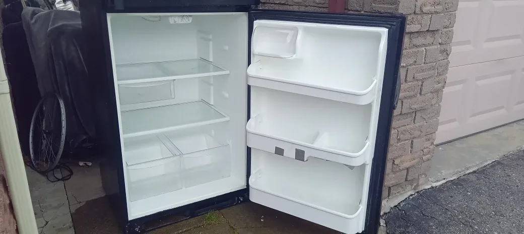 Black Frigidaire Fridge image indicator(4)