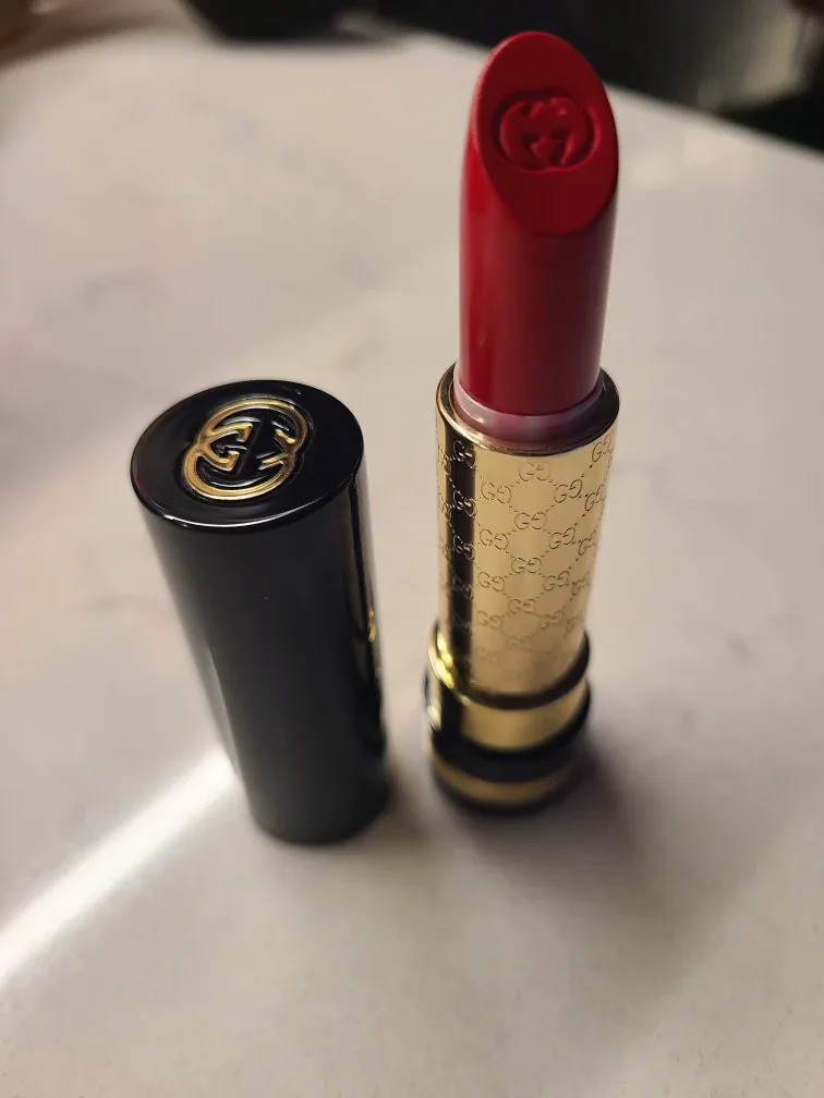 Gucci Luxurious Lipstick 390 Iconic Red