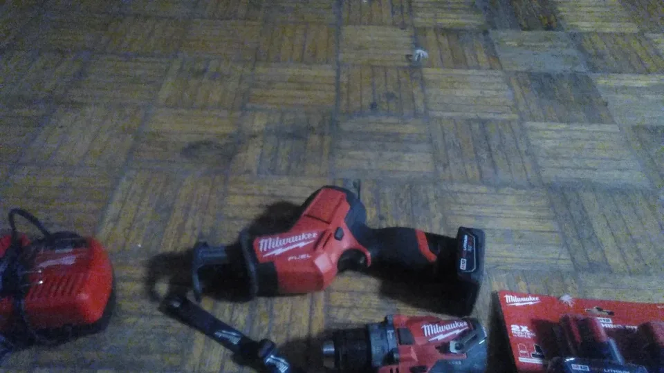 Milwaukee Power Tools Set image indicator(3)