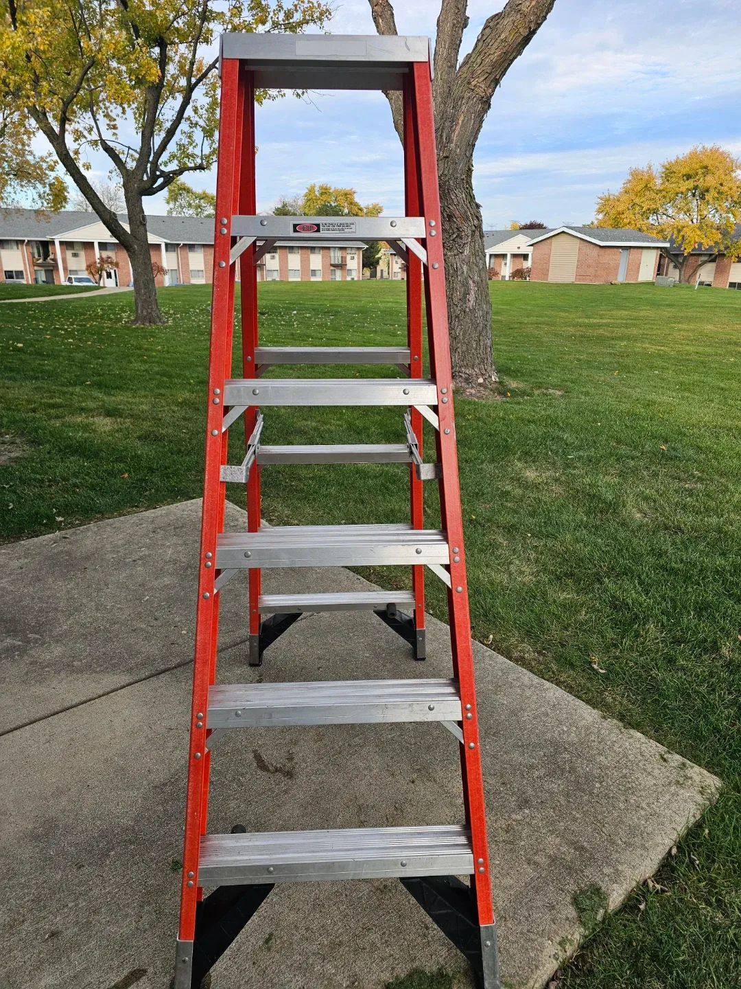 Werner 6 ft Fiberglass Step Ladder - 375 lbs Capacity image indicator(4)