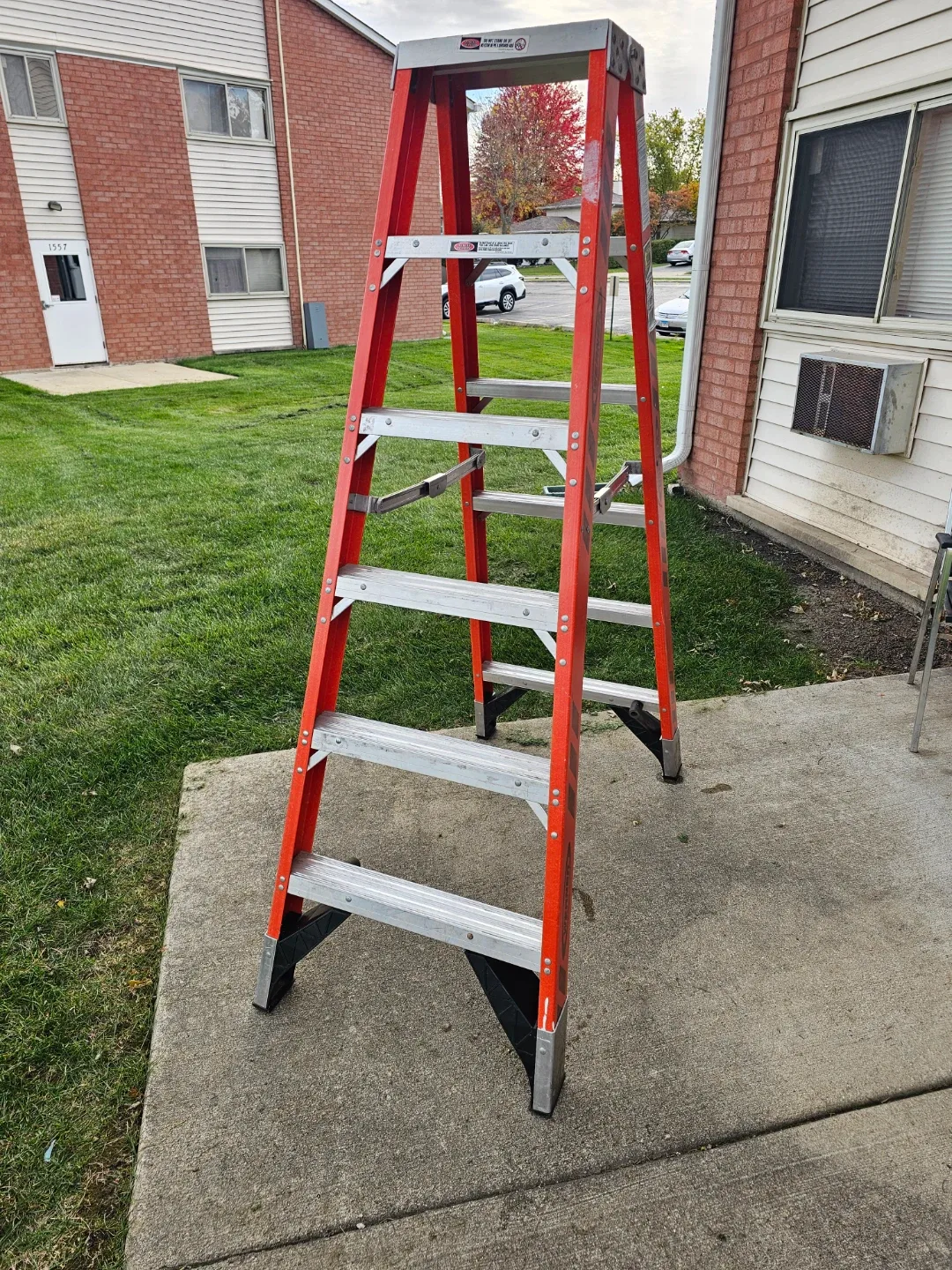Werner 6 ft Fiberglass Step Ladder - 375 lbs Capacity image indicator(8)