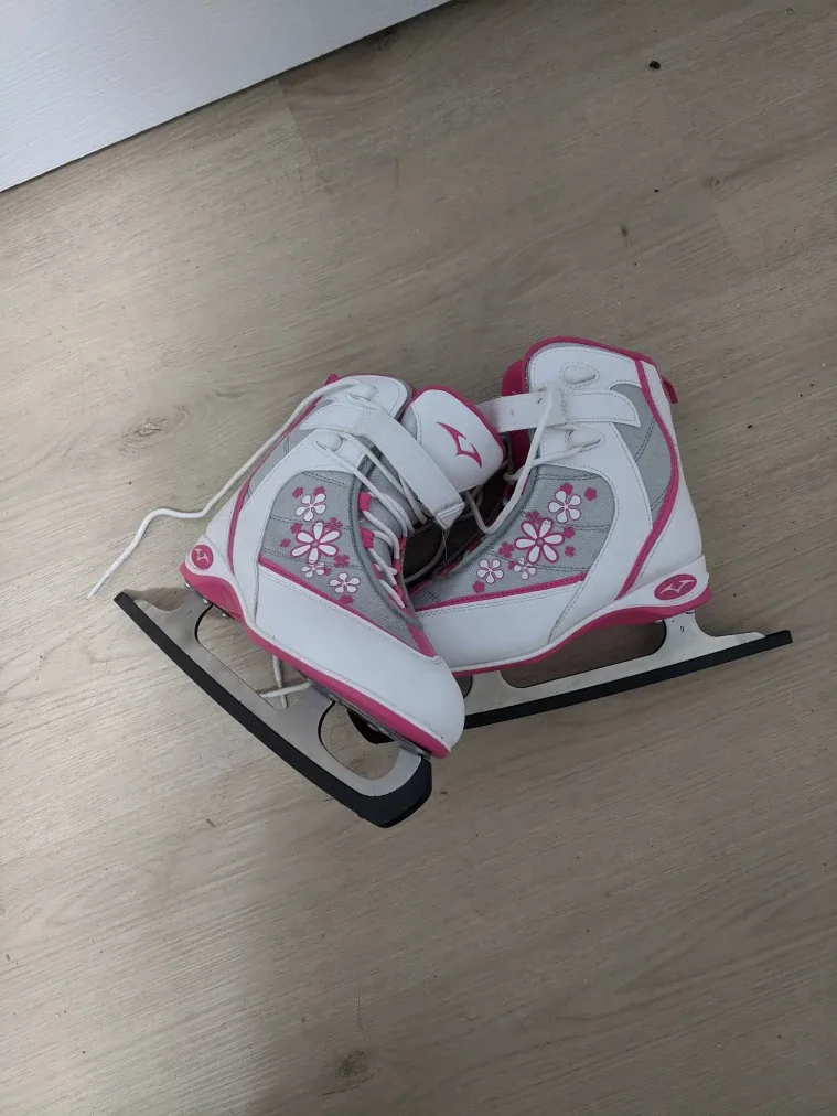Vickockey Ice Skates - Size US J4 thumbnail