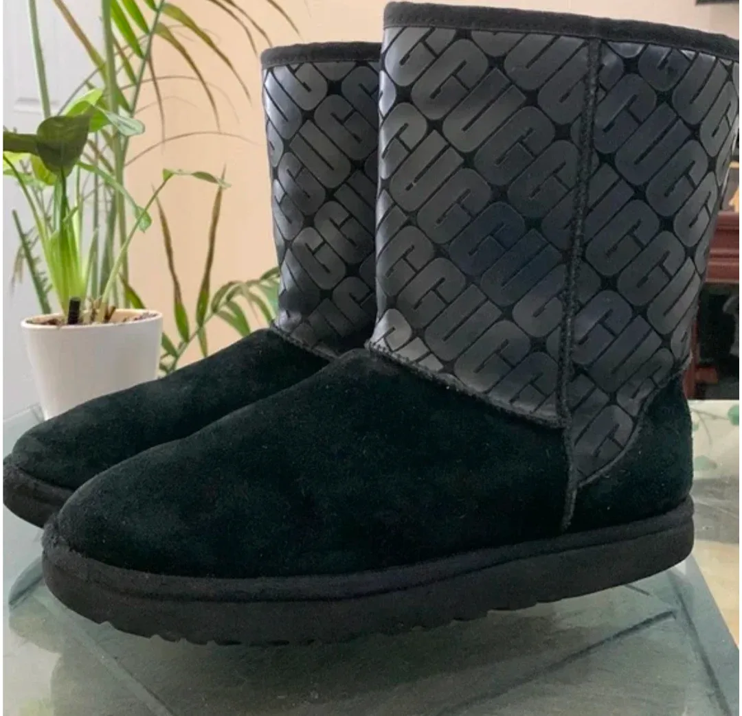 UGG Classic Short II Logo Boots   Size 9 image indicator(5)