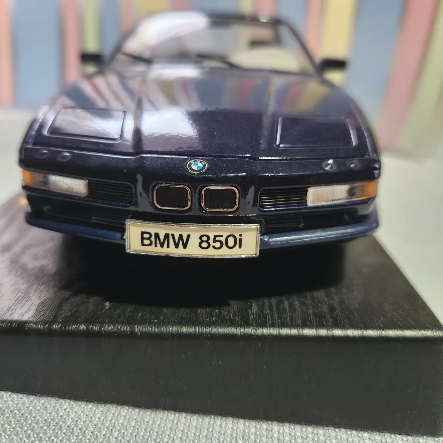Maisto BMW 850i (1990) Diecast Model Car image indicator(4)