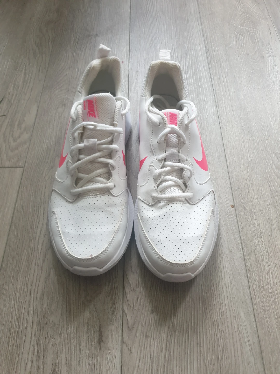 Nike Todos Women's White Running Shoes