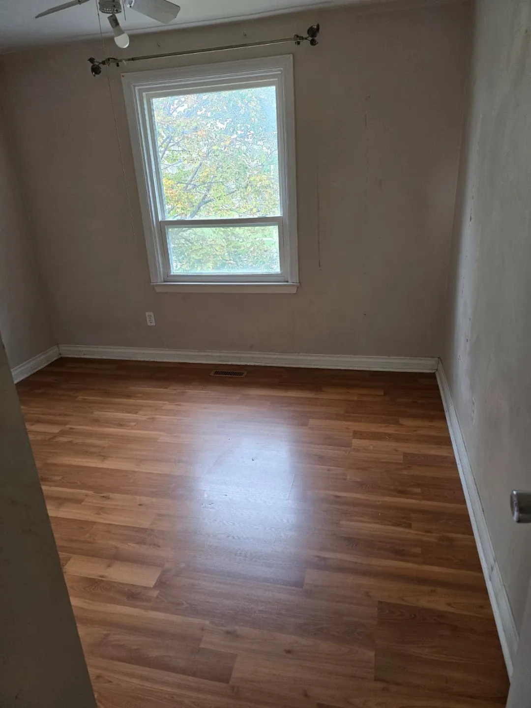 Empty Room for Rent image indicator(3)