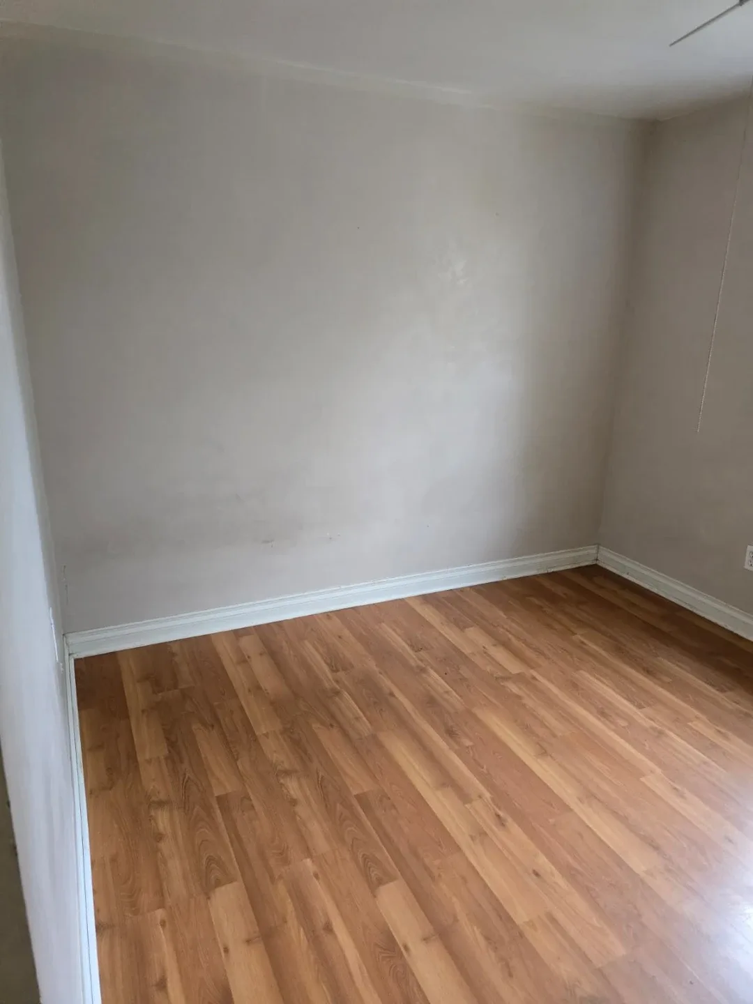 Empty Room for Rent image indicator(4)