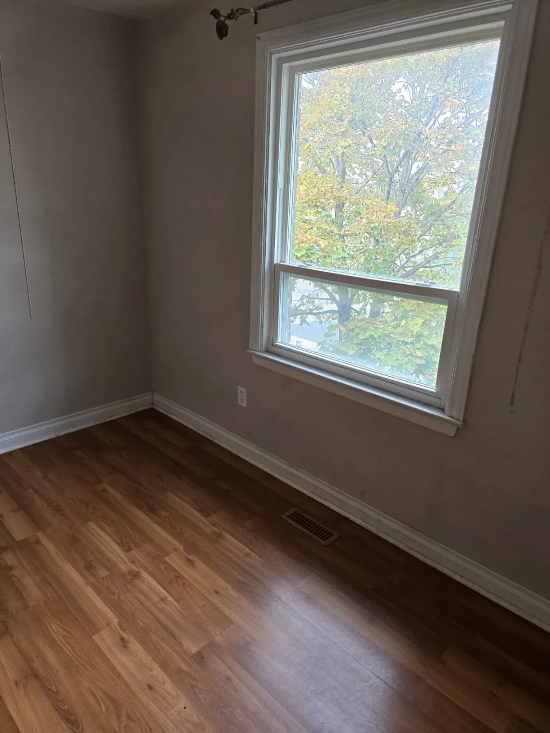 Empty Room for Rent image indicator(5)