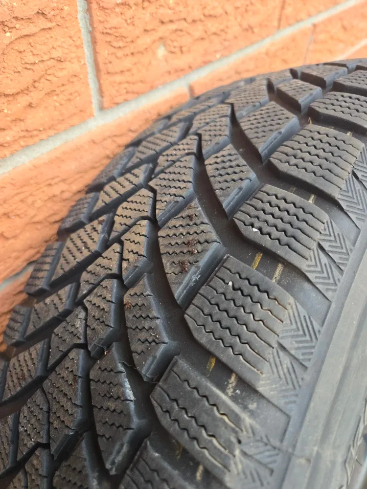 Set of 4 Winter Tires 195/65R15 image indicator(4)