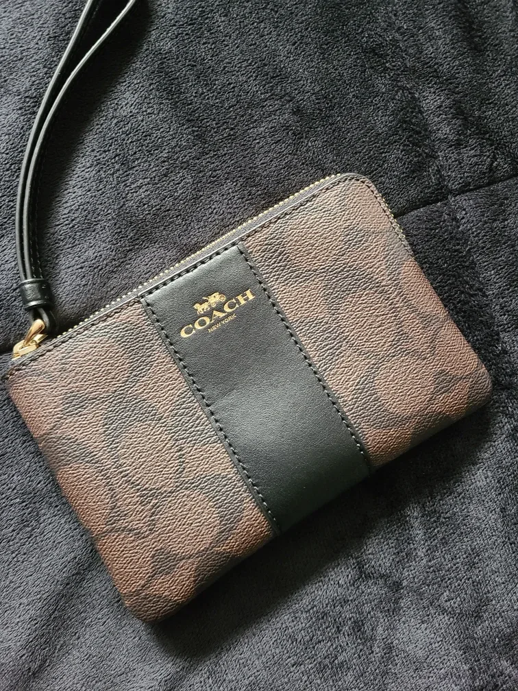Coach Wristlet image indicator(9)
