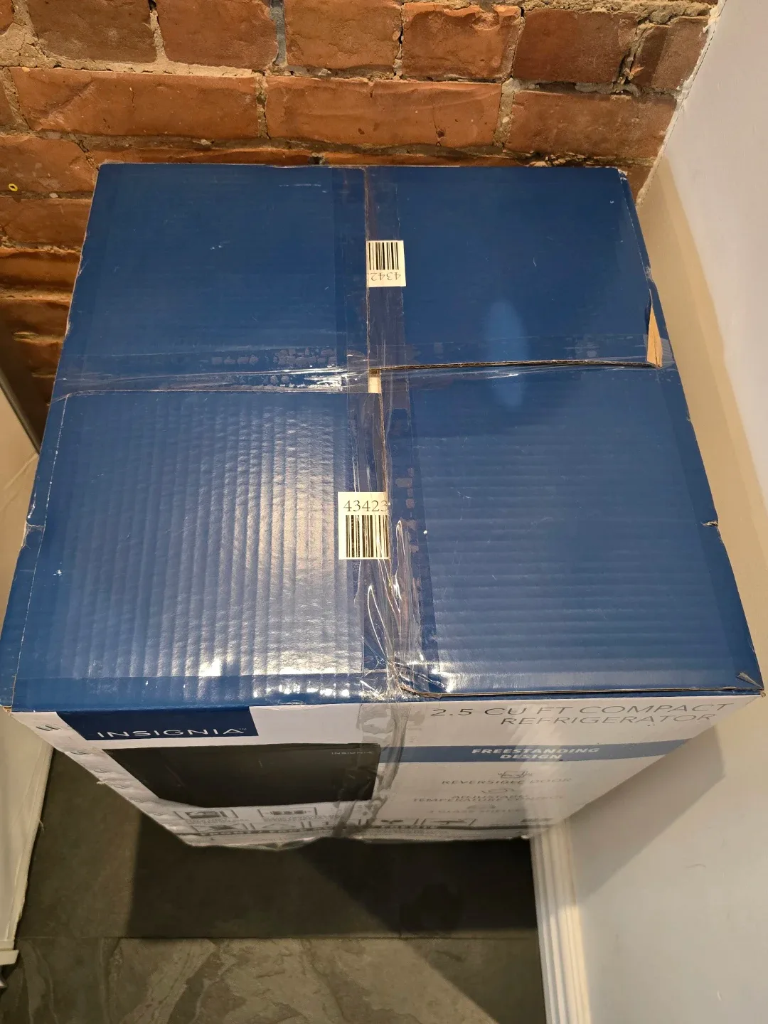 BRAND NEW Insignia 2.5 Cu Ft Compact Refrigerator image indicator(6)