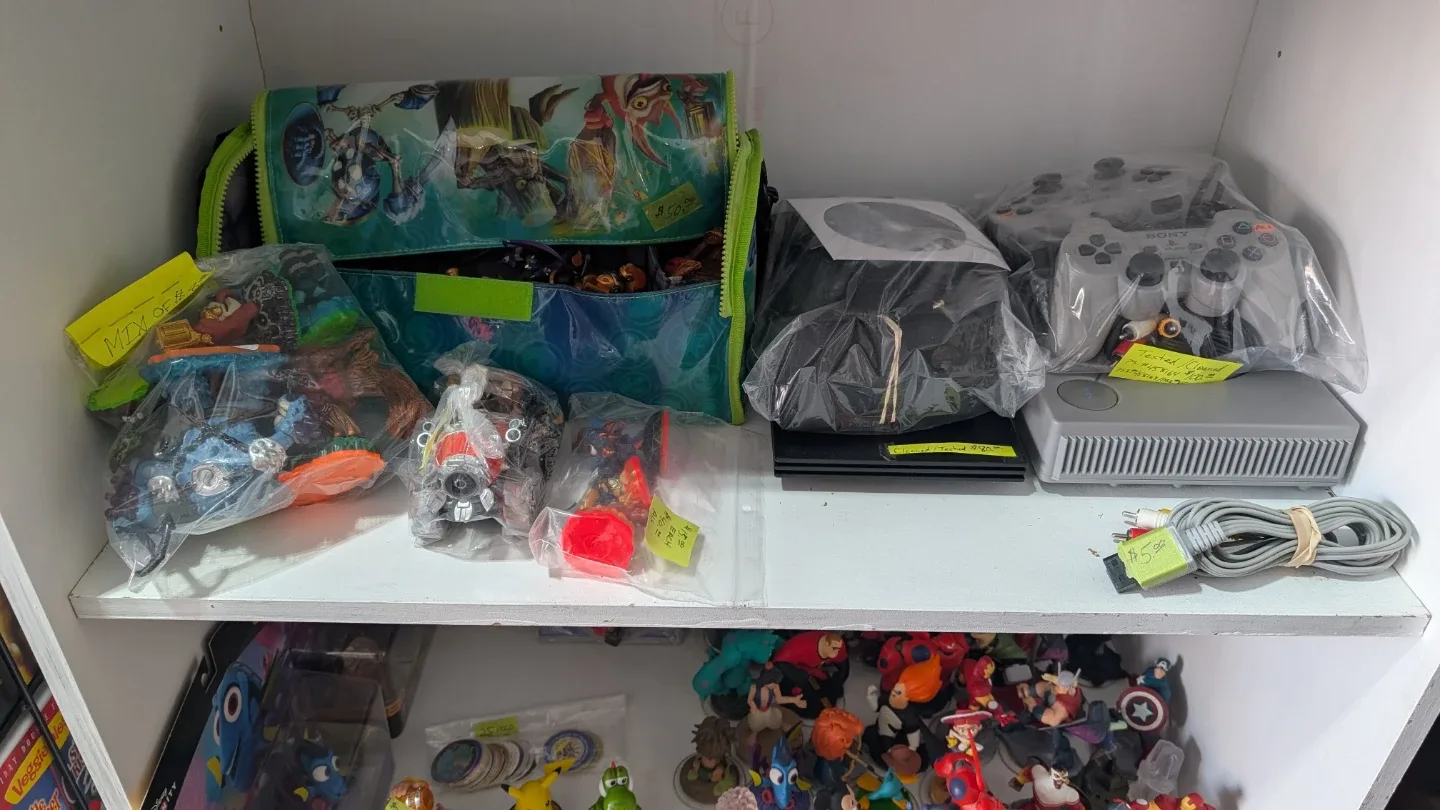 Skylanders & Disney Infinity Figures image indicator(3)