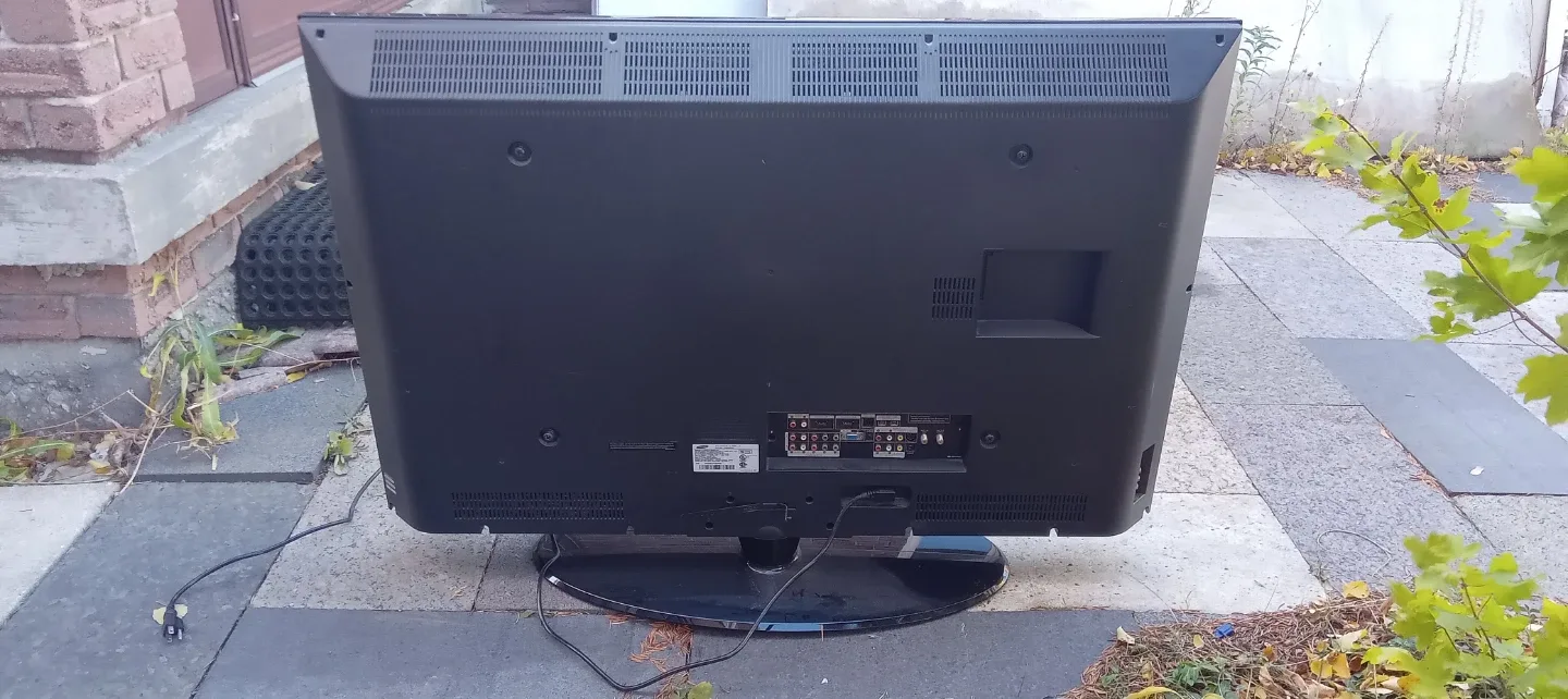 Samsung 46" LCD TV - Great Condition! image indicator(4)