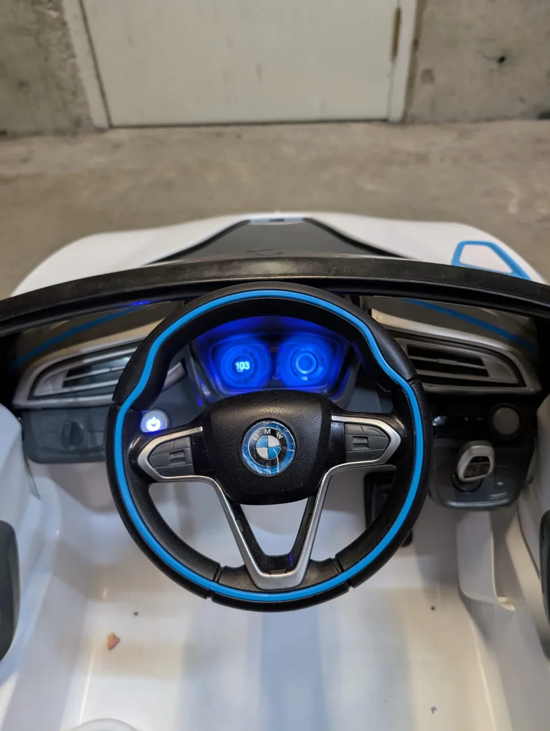 BMW i8 Concept Spyder Ride-On Car image indicator(8)