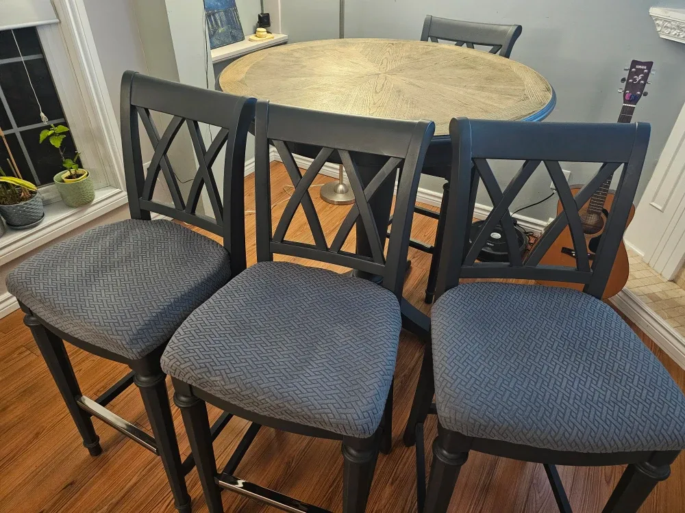 Round Dining Table with 4 Chairs image indicator(4)