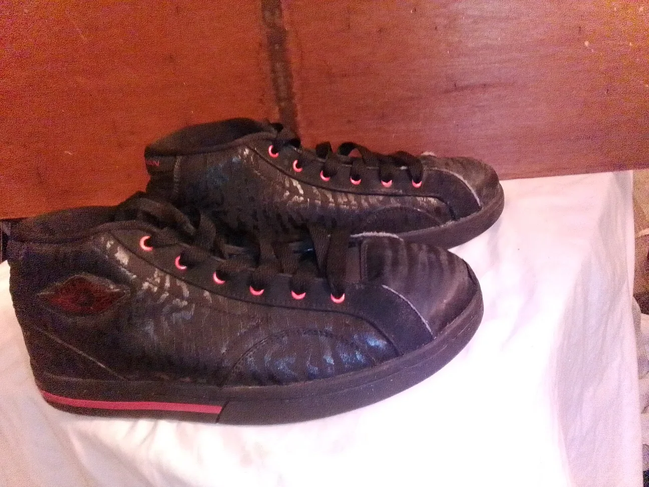 Jordan Black & Pink Sneakers image indicator(3)