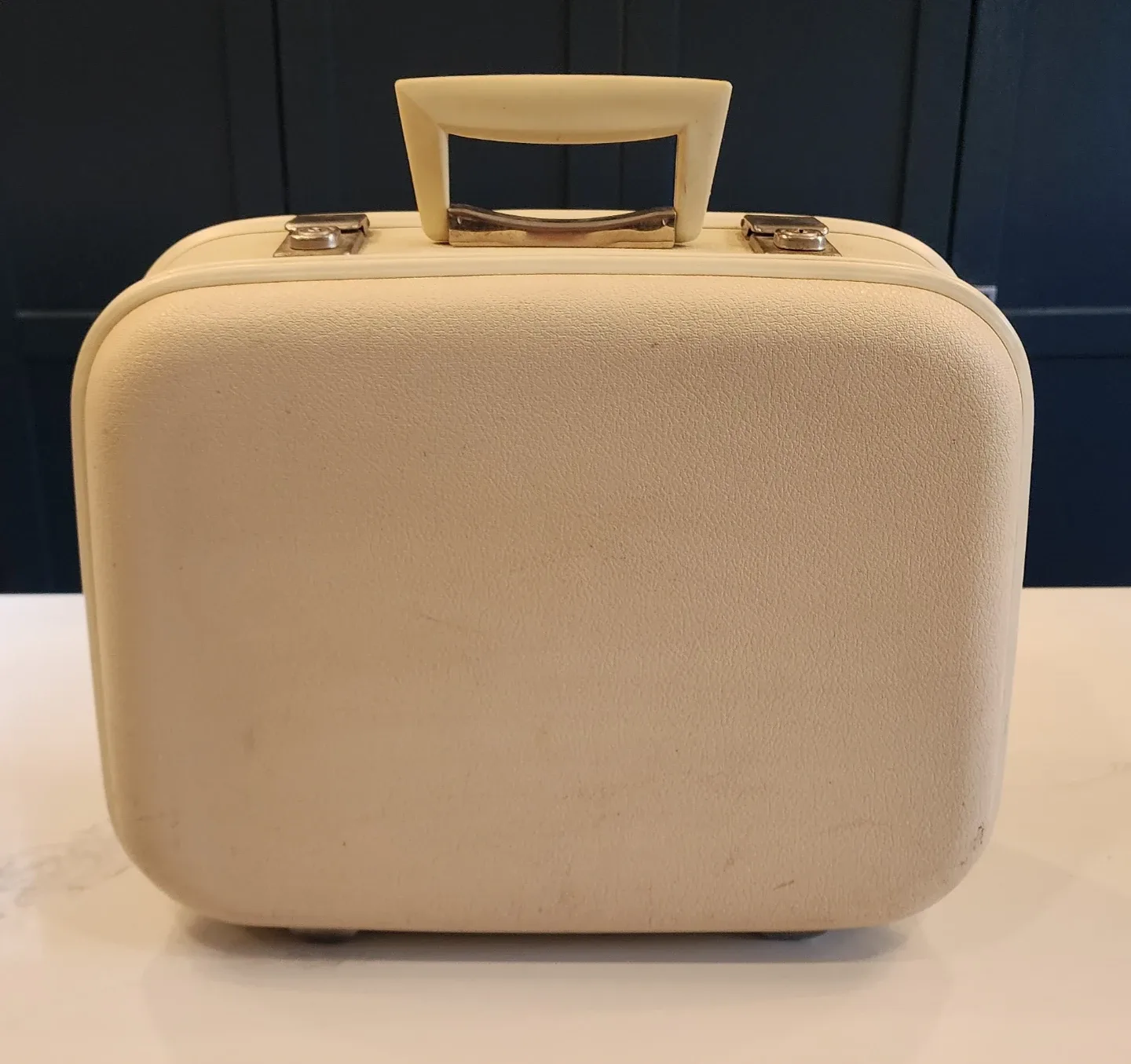 Vintage Cream-Colored Overnight Bag image indicator(4)