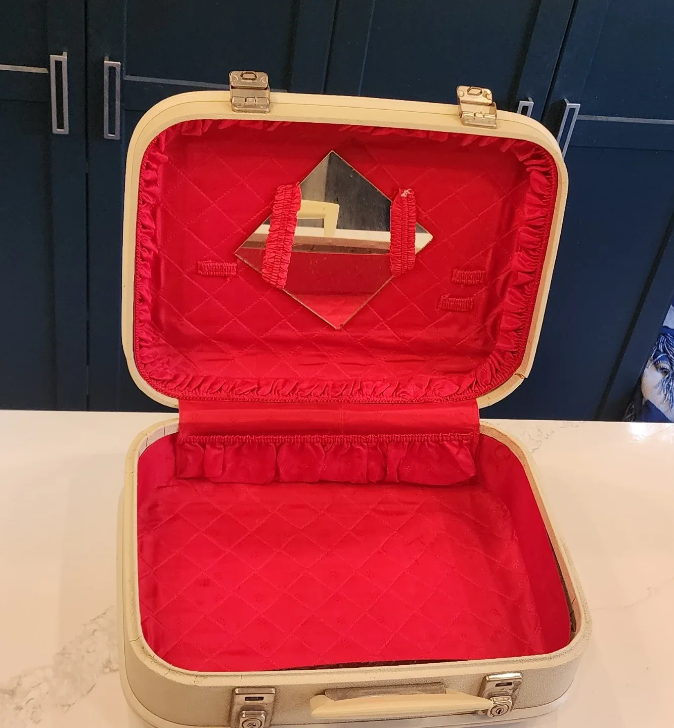 Vintage Cream-Colored Overnight Bag image indicator(8)