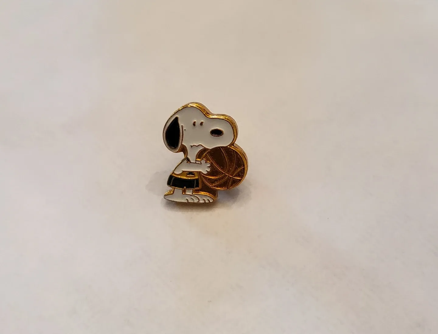 Vintage Aviva Snoopy Basketball Enamel Pin image indicator(2)