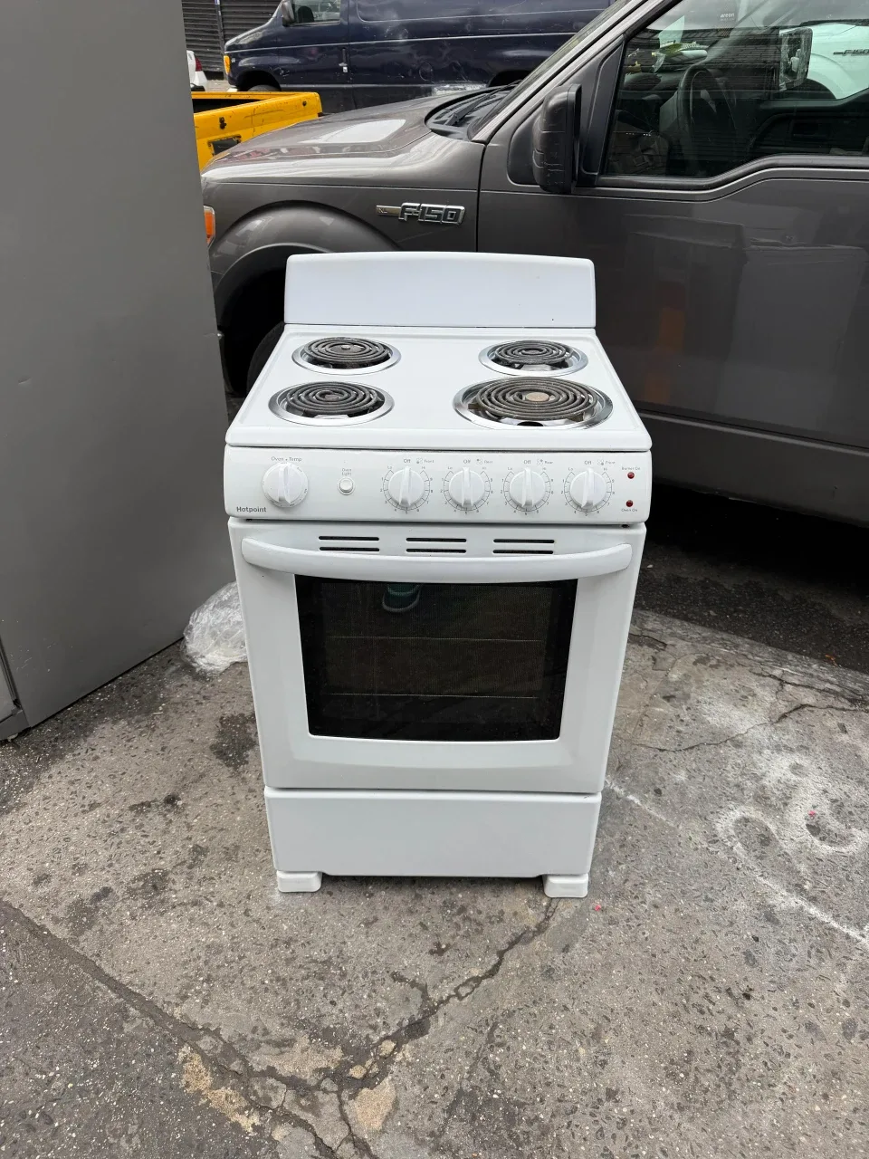 Hotpoint 24in white Electric stove thumbnail
