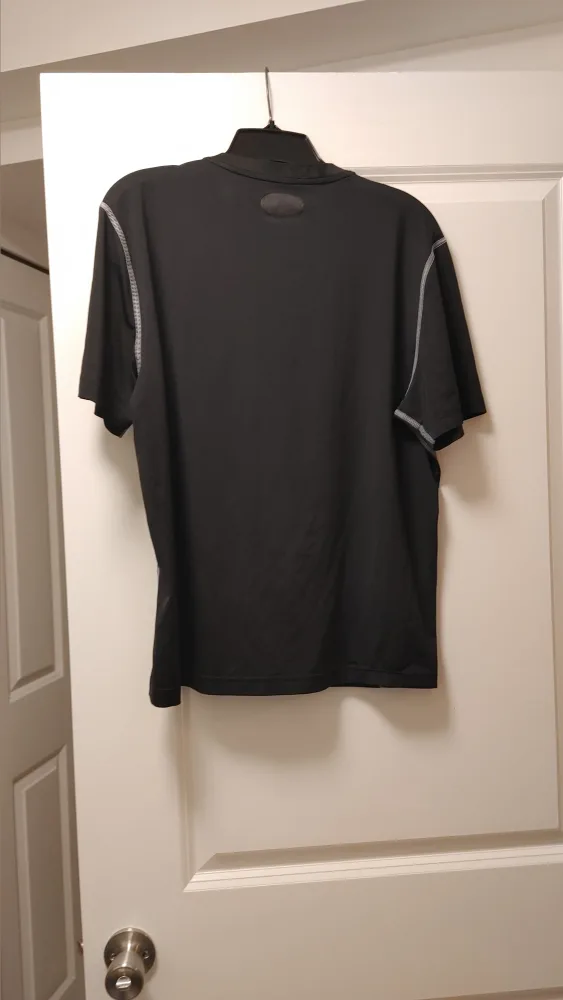 Under Armour Black T-Shirt Size Medium image indicator(4)