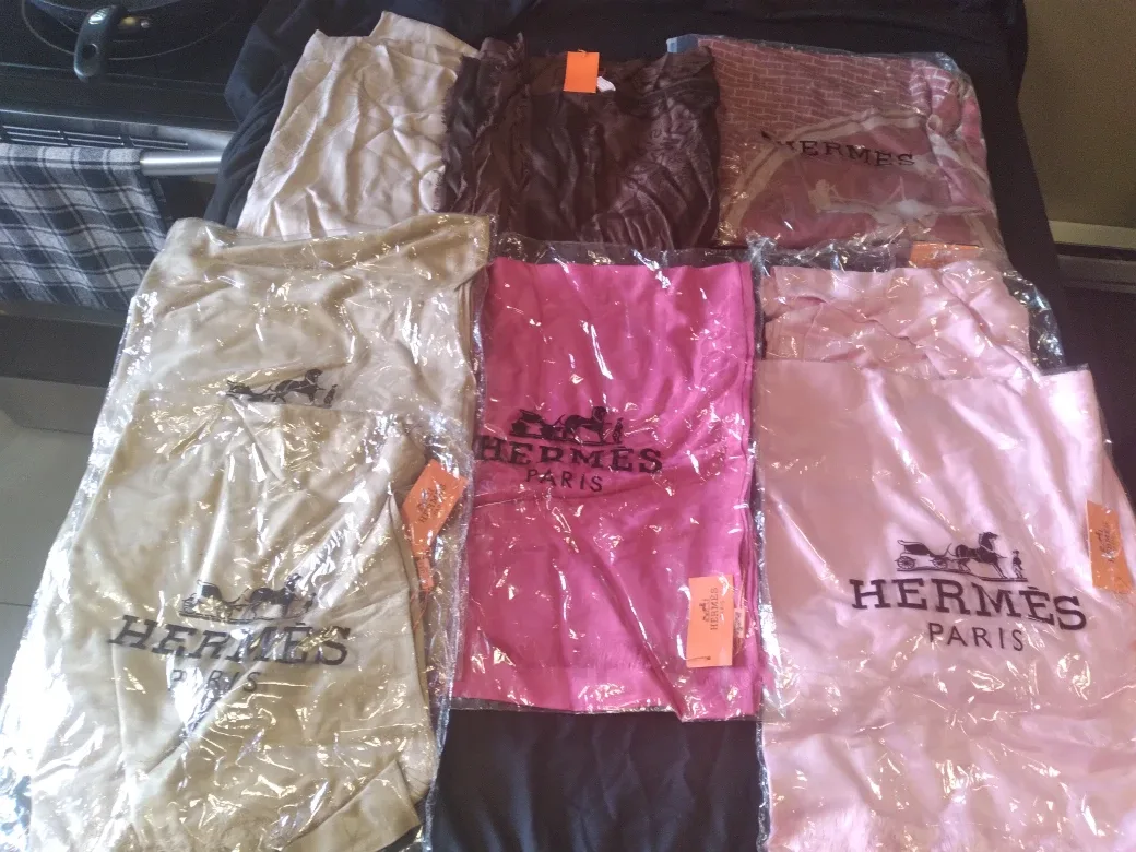 Designer scarves image indicator(2)