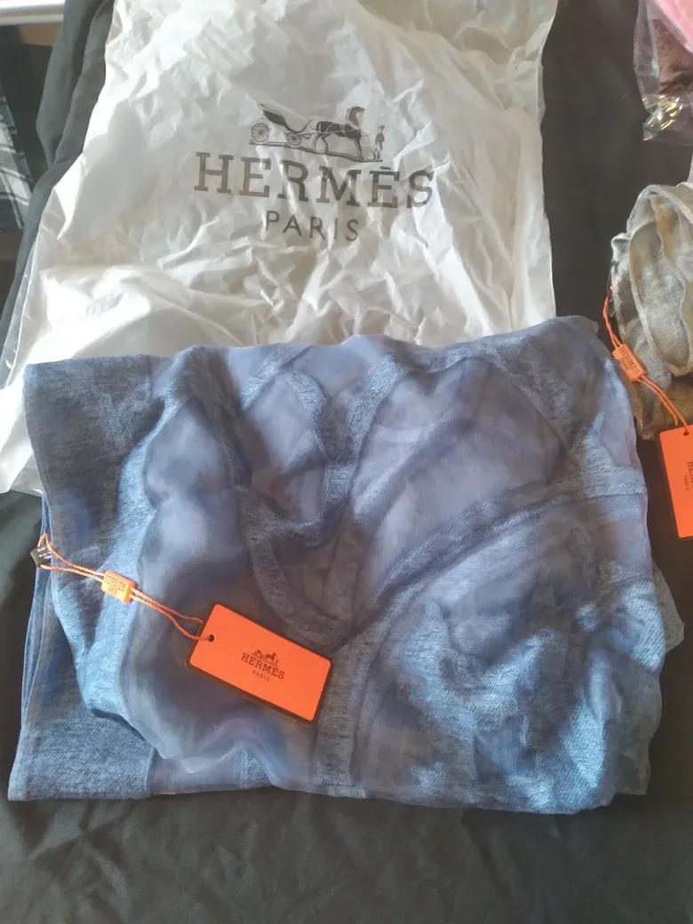 Designer scarves image indicator(4)