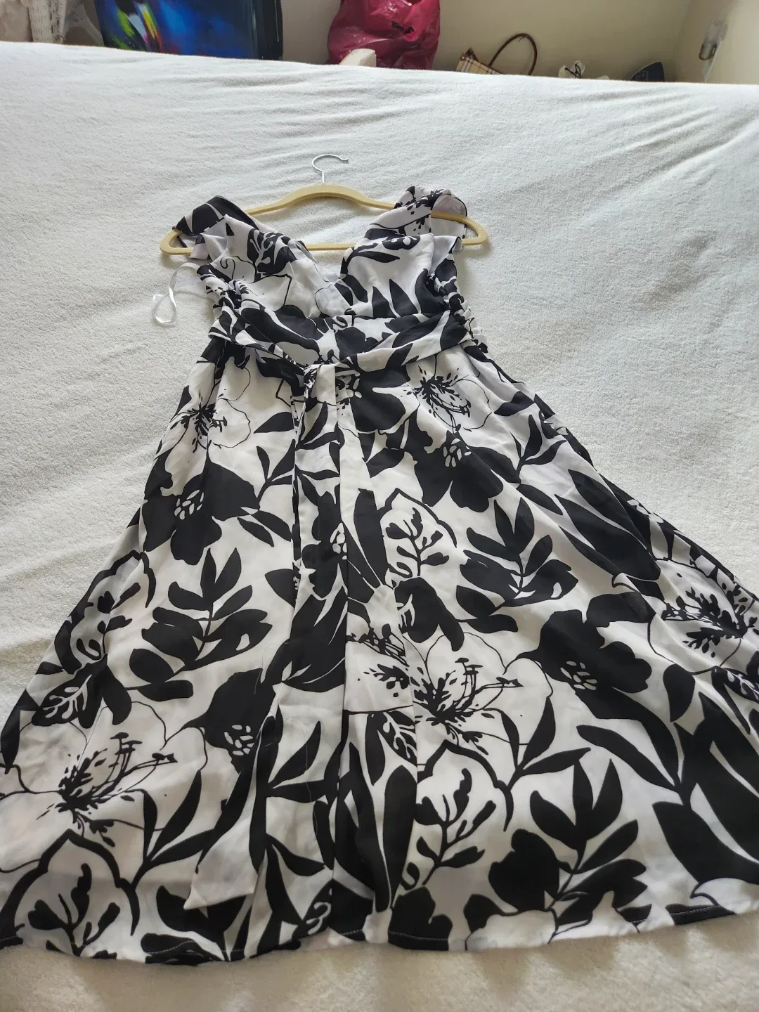 Le Chateau Black & White Floral Dress - Size M(ONLY PICK UP) image indicator(3)
