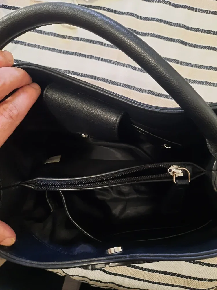 Guess Black Handbag image indicator(2)