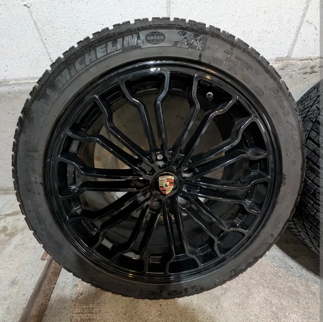 Porsche Panamera Wheels & Winter Tires - Black image indicator(3)