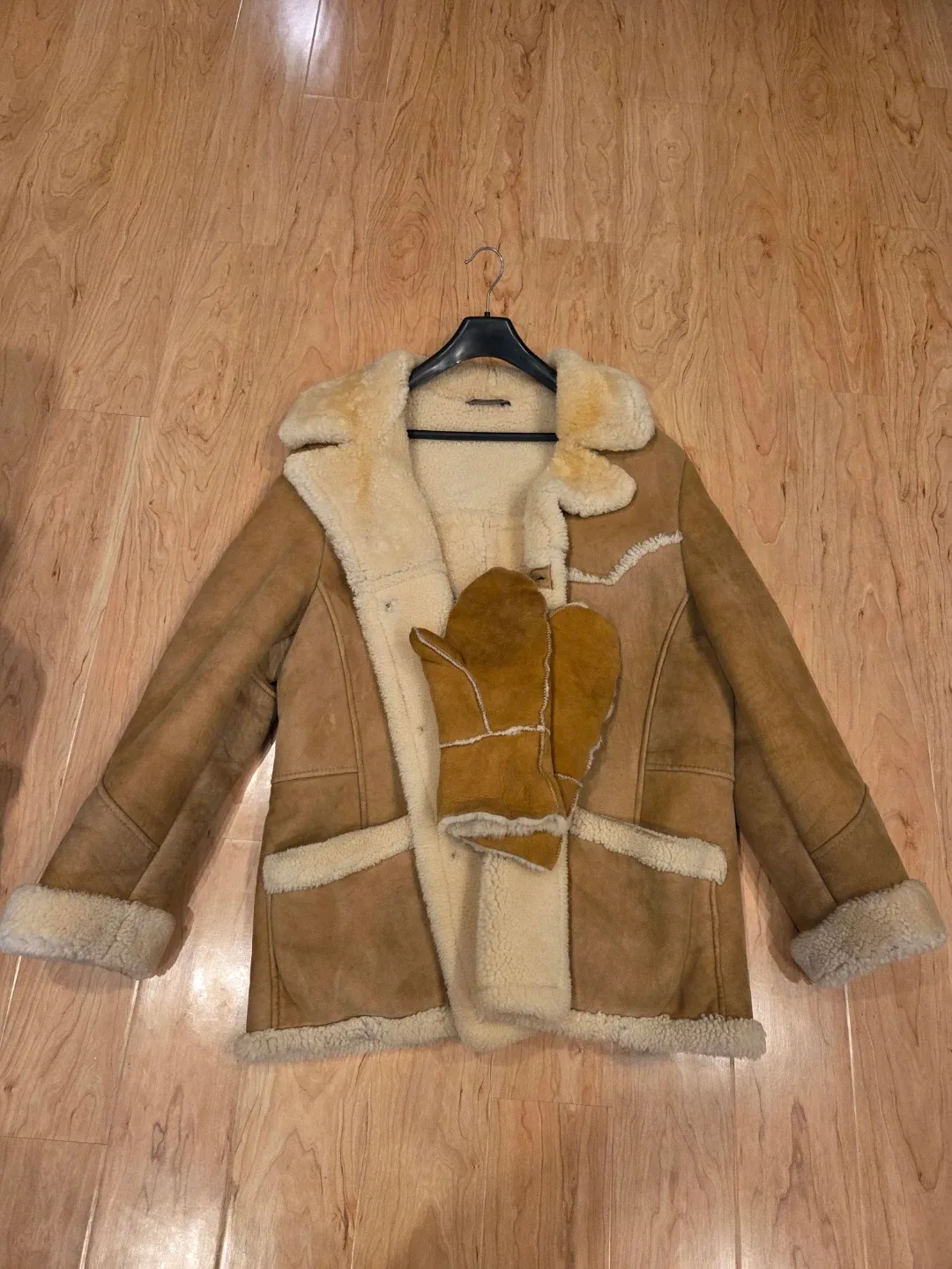 Genuine leather with sheep wool inside. image indicator(2)