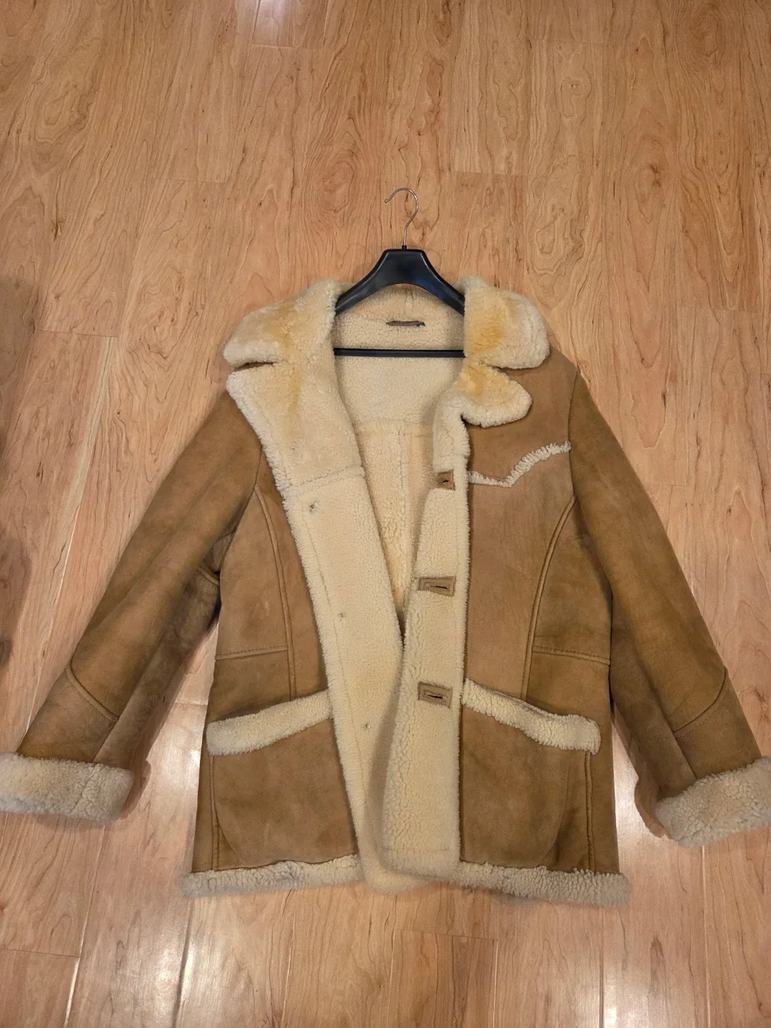 Genuine leather with sheep wool inside. image indicator(3)