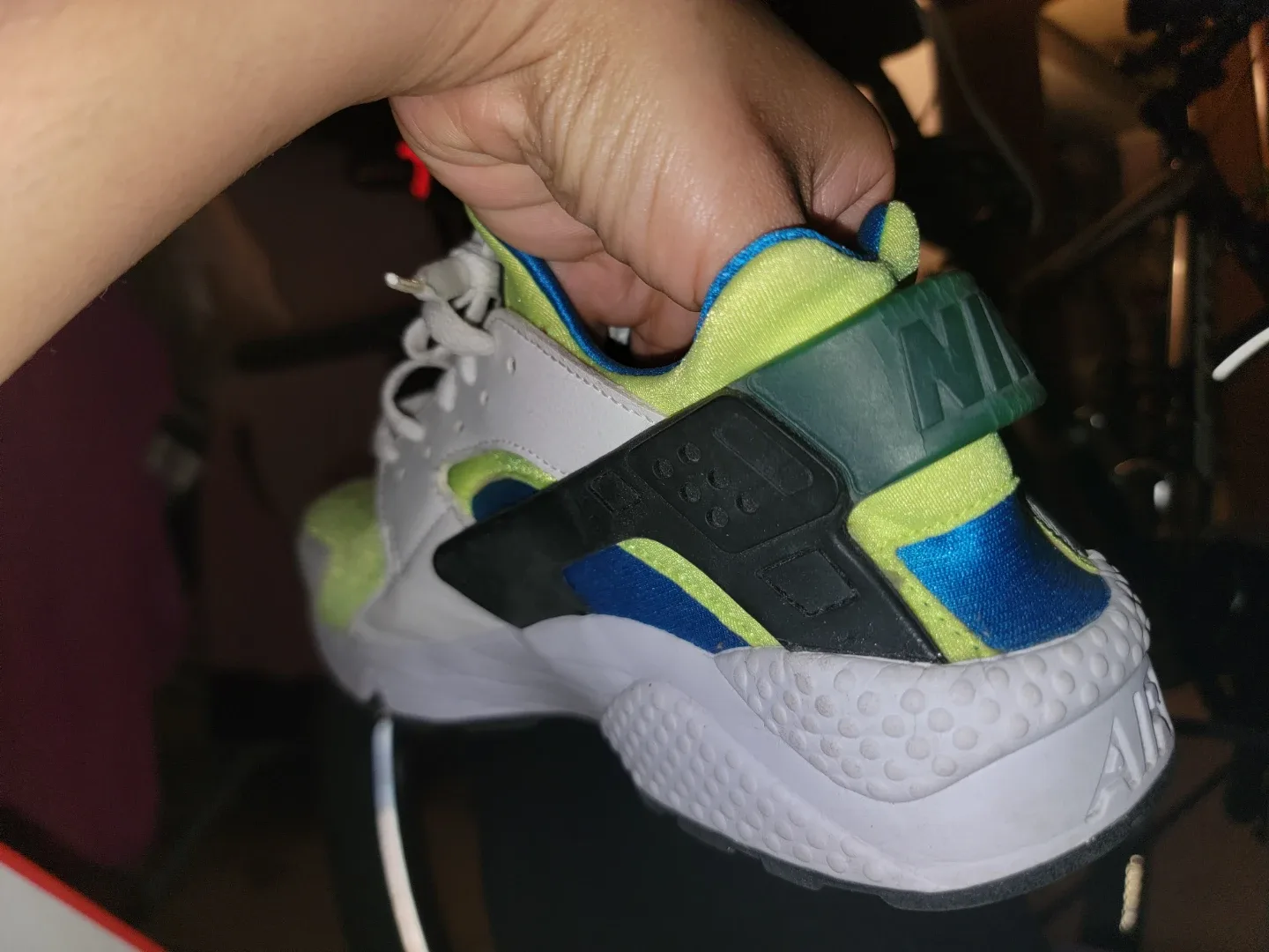 Nike Air Huarache Volt 2018 Size 9.5 image indicator(6)
