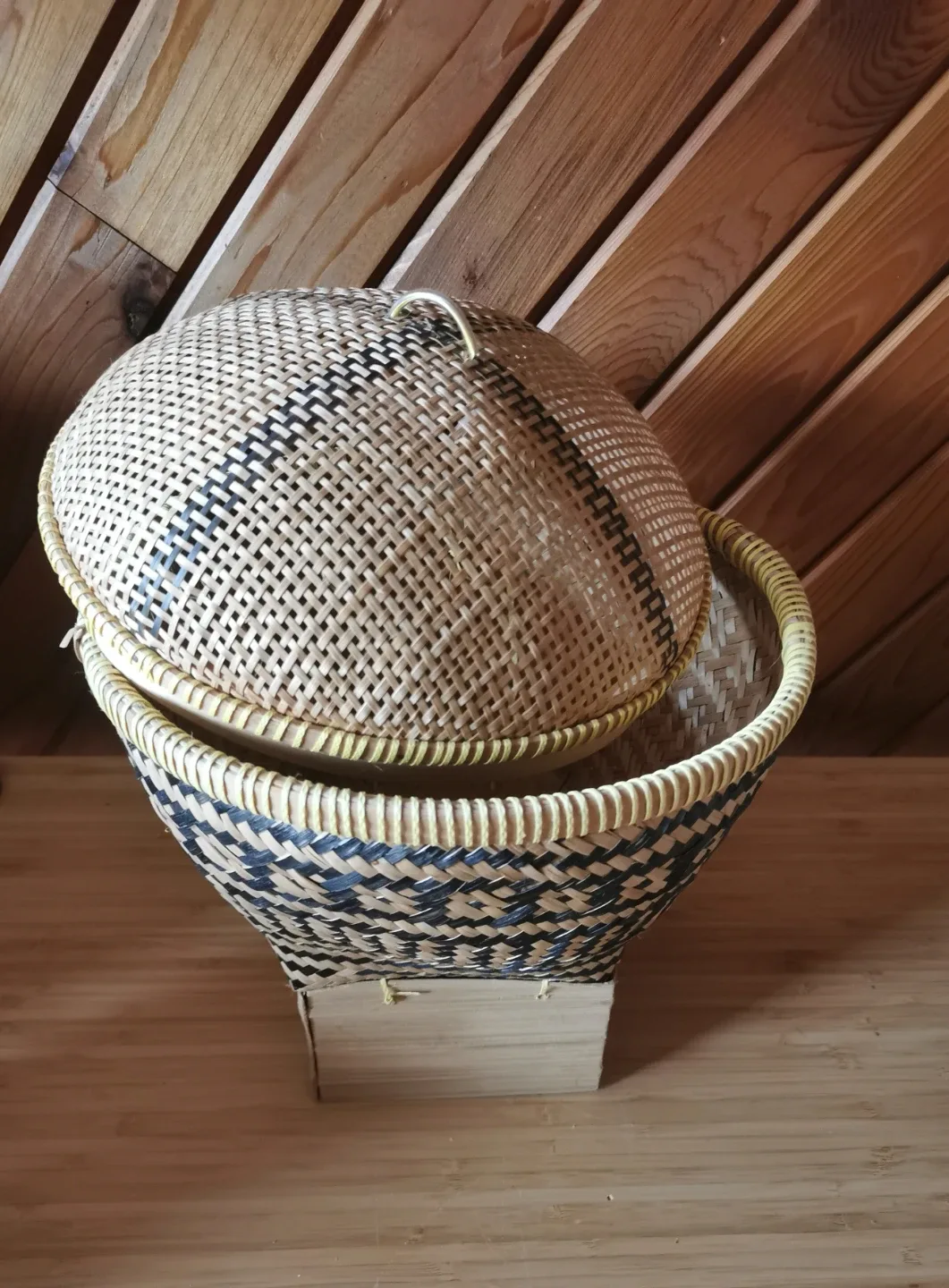 Woven Basket With Lid image indicator(7)