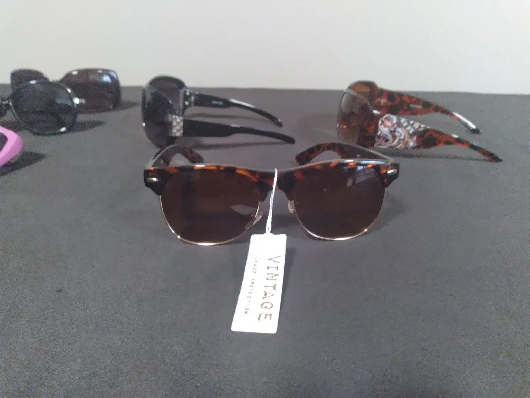 Sunglasses- women's image indicator(3)