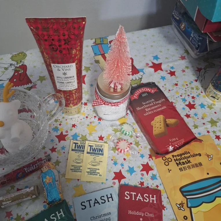 Holiday Gift Basket with Goodies image indicator(9)