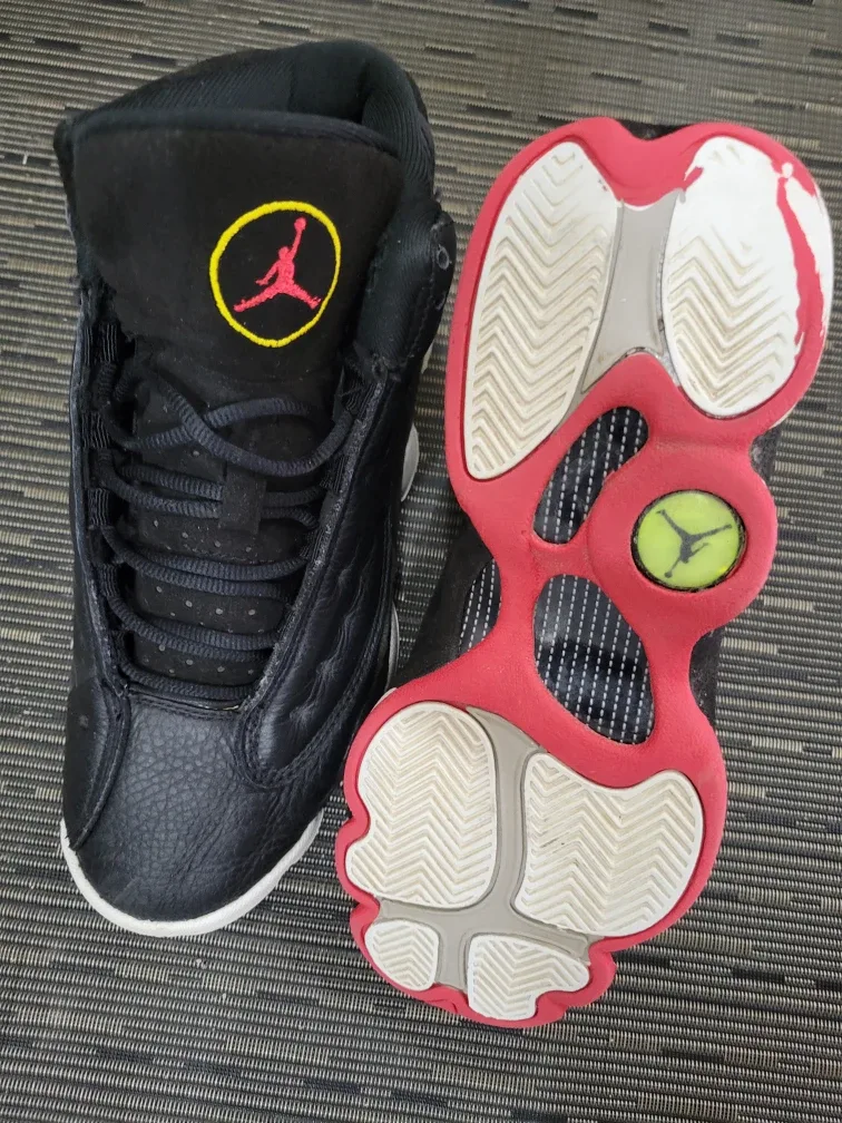 Jordan 13 Retro playoffs - size 6Y (black/white/red)