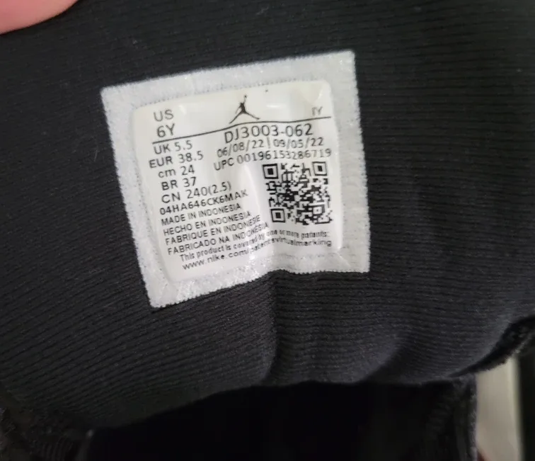 Jordan 13 Retro playoffs - size 6Y (black/white/red) image indicator(5)