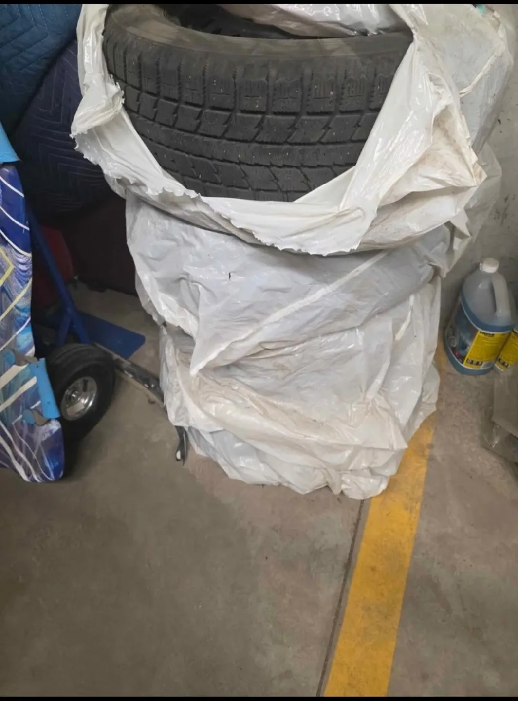 Winter tires with rims like new 215/60 R16 4 units