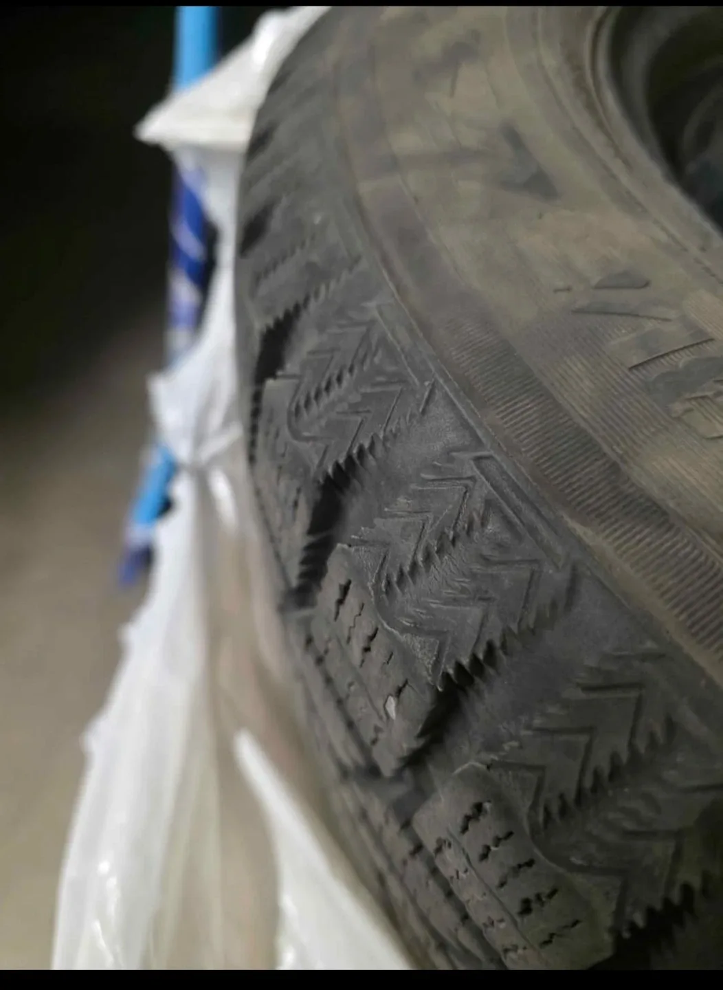 Winter tires with rims like new 215/60 R16 4 units image indicator(2)