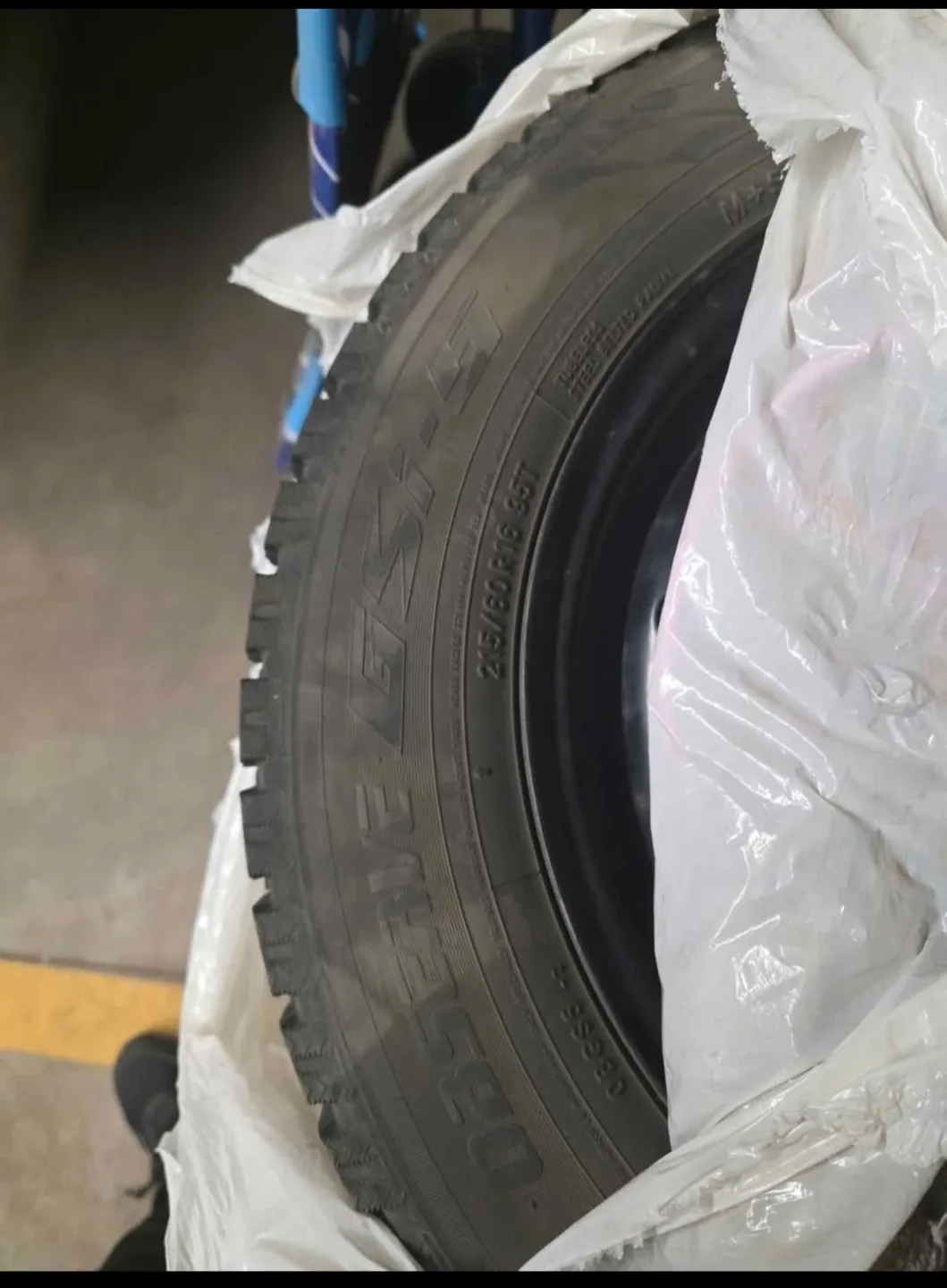 Winter tires with rims like new 215/60 R16 4 units image indicator(4)