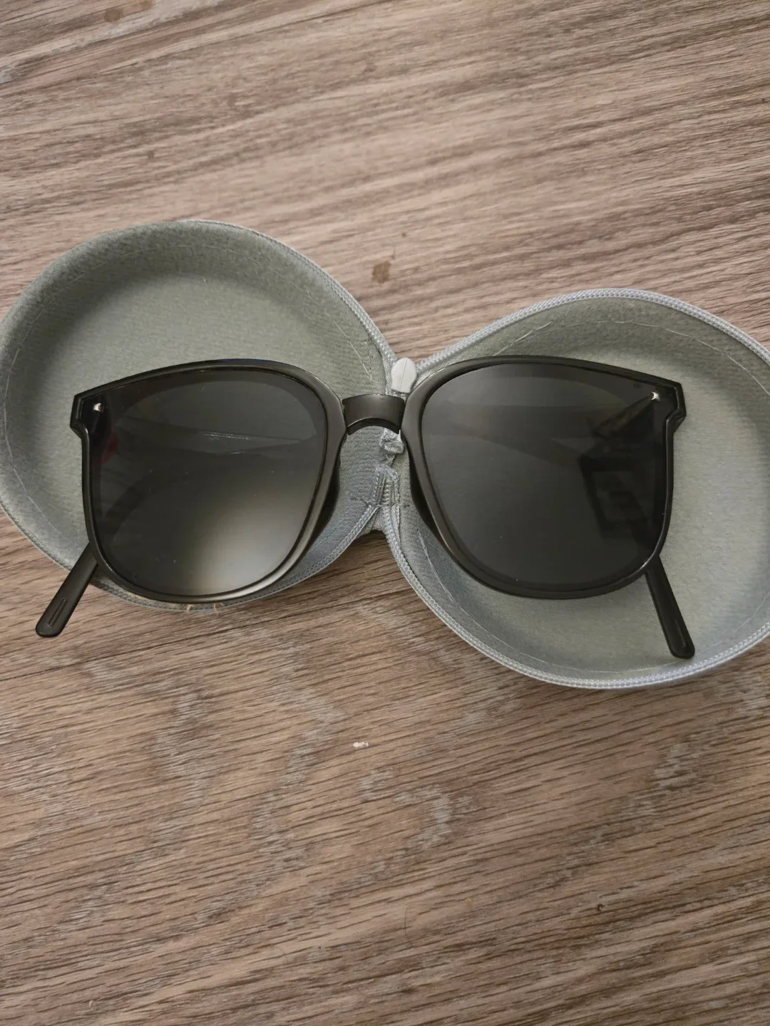 Cute foldable Black Sunglasses with Case image indicator(3)