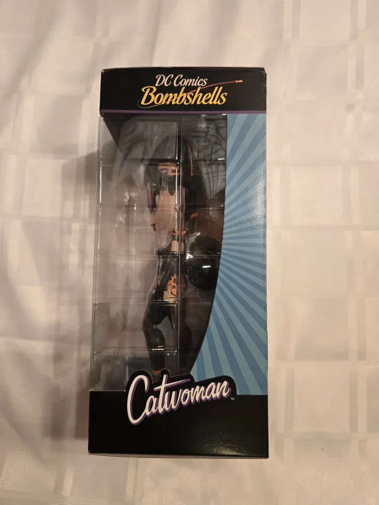 DC Comics Bombshells Catwoman Vinyl Figure image indicator(2)
