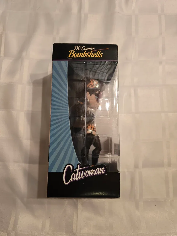 DC Comics Bombshells Catwoman Vinyl Figure image indicator(3)