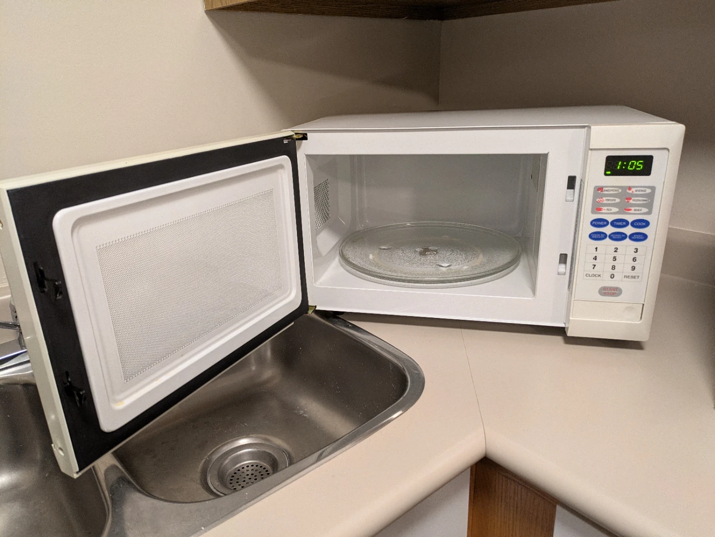 Danby .9 cu ft Microwave - 900 Watts - photo 2